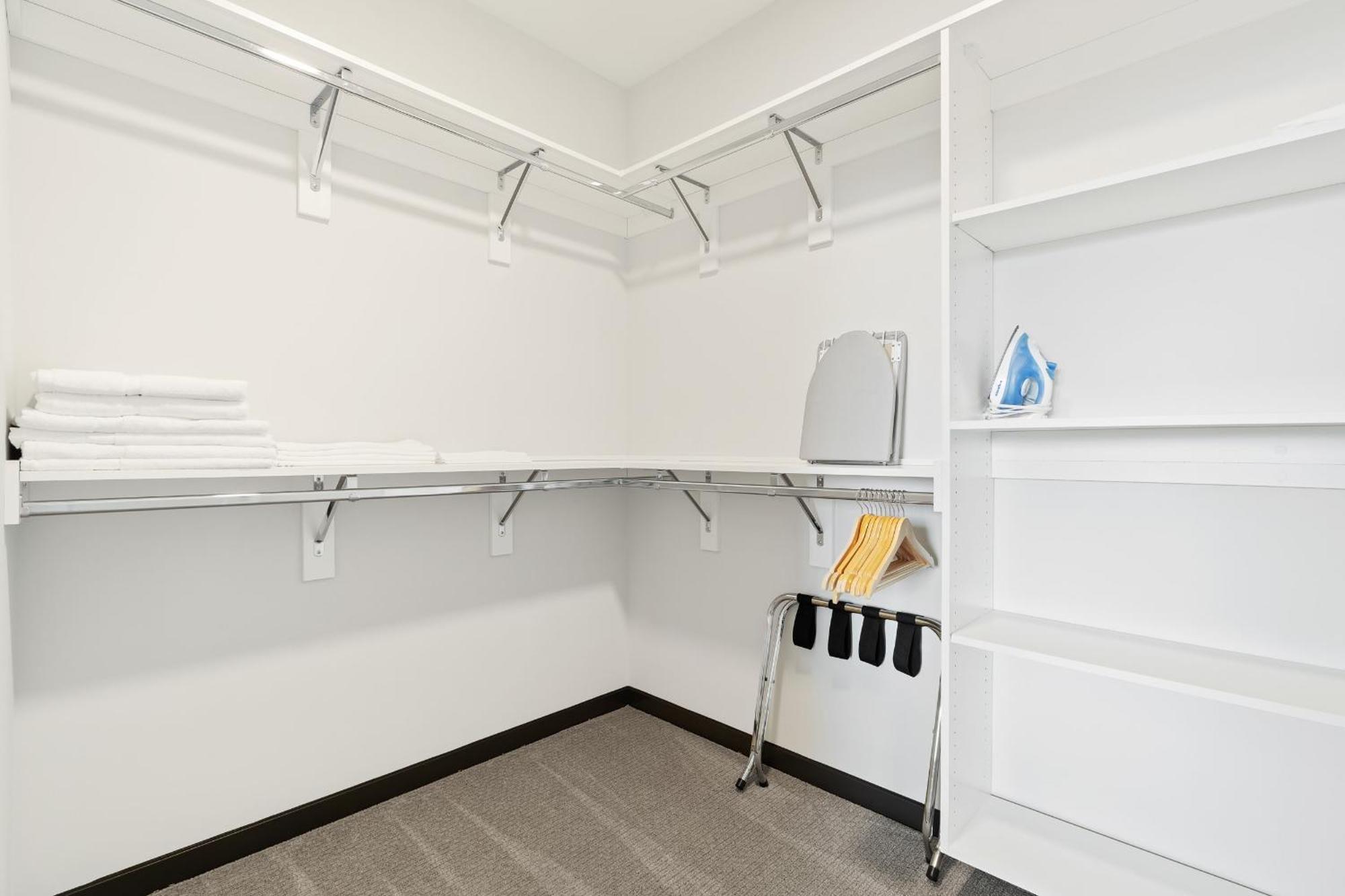 Cozysuites On Mass With Garage Parking #4 Индианаполис Екстериор снимка