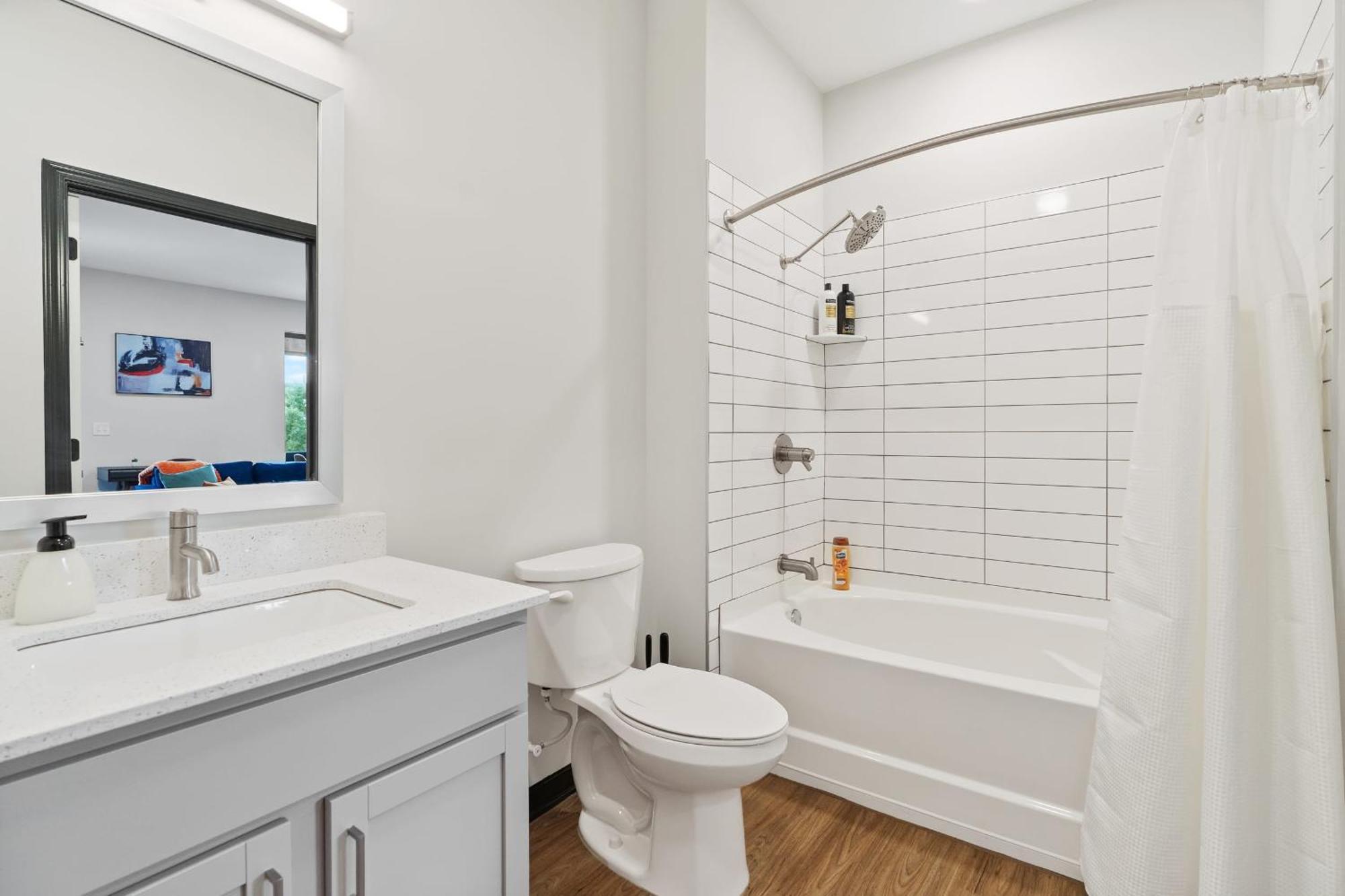 Cozysuites On Mass With Garage Parking #4 Индианаполис Екстериор снимка