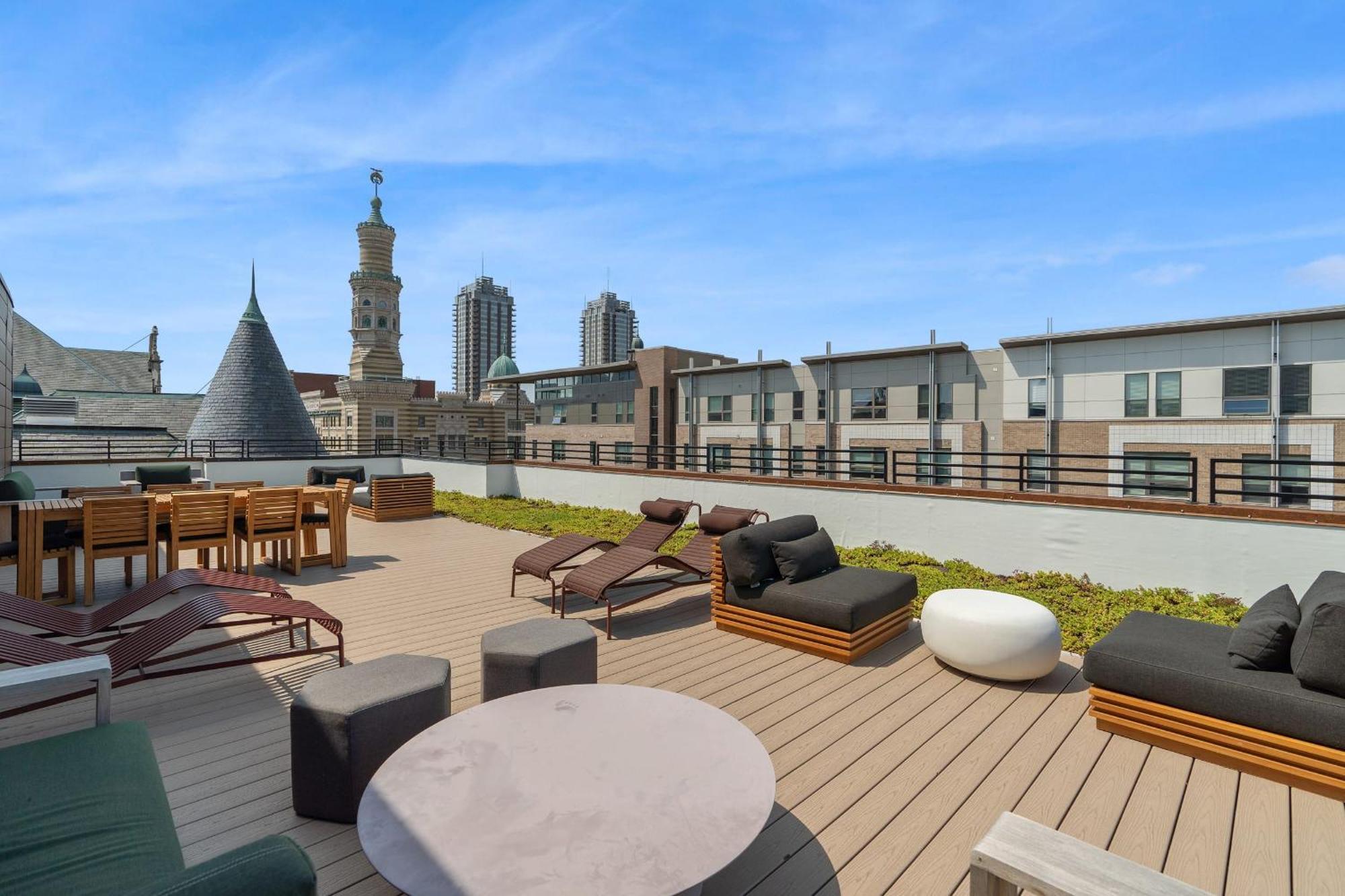 Cozysuites On Mass With Garage Parking #4 Индианаполис Екстериор снимка
